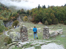 El camí d´accés a la cascada està ben mantingut.