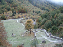 Mirada enrere durant la pujada cap a la part superior de la cascada.