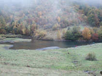 Estany de Varradòs entre la boira.