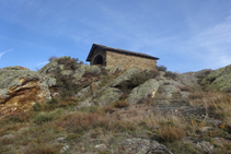 Ermita de Sant Josep d´Olp, al cim del serrat de Sant Josep.