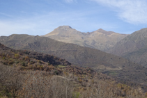 Al fons, els cims del Montsent de Pallars i del Montorroio.