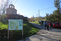 Entrada de Puigsac amb l´església a mà esquerra (panell explicatiu i pal senyalitzador).