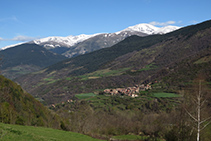 Vistes de Pardines amb el Puigmal al fons.