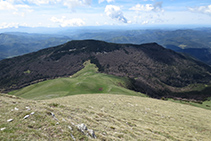 Vistes de la vessant S del Taga, amb el coll de Jou al davant.