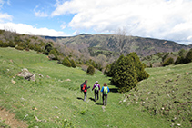 A punt d´arribar a la tanca metàl·lica.