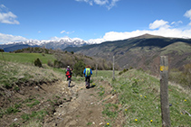 Seguim baixant per una pista de terra.