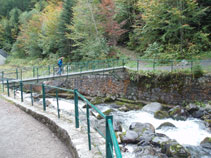 Pont metàl·lic per creuar el riu.