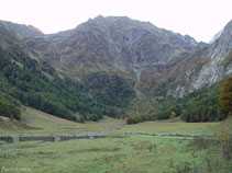 Travessem el riu pel pont de les Garonetes. Al fons, a davant nostre, el Tuc de Neres.