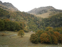 Cabana d´Artiga de Lin i, al fons, la cascada de Pomèro.