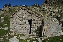 Cabana de pedra a la capçalera de la Vall del Madriu.